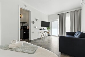 8 bedrooms, iron/ironing board, travel crib, WiFi - 8BR | 7.5BA | Sleeps 16+ | Wi-Fi | Walk to Beach (San Juan)