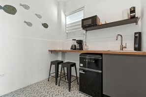 Kylskåp, mikrovågsugn, spishäll och kaffe- och tebryggare