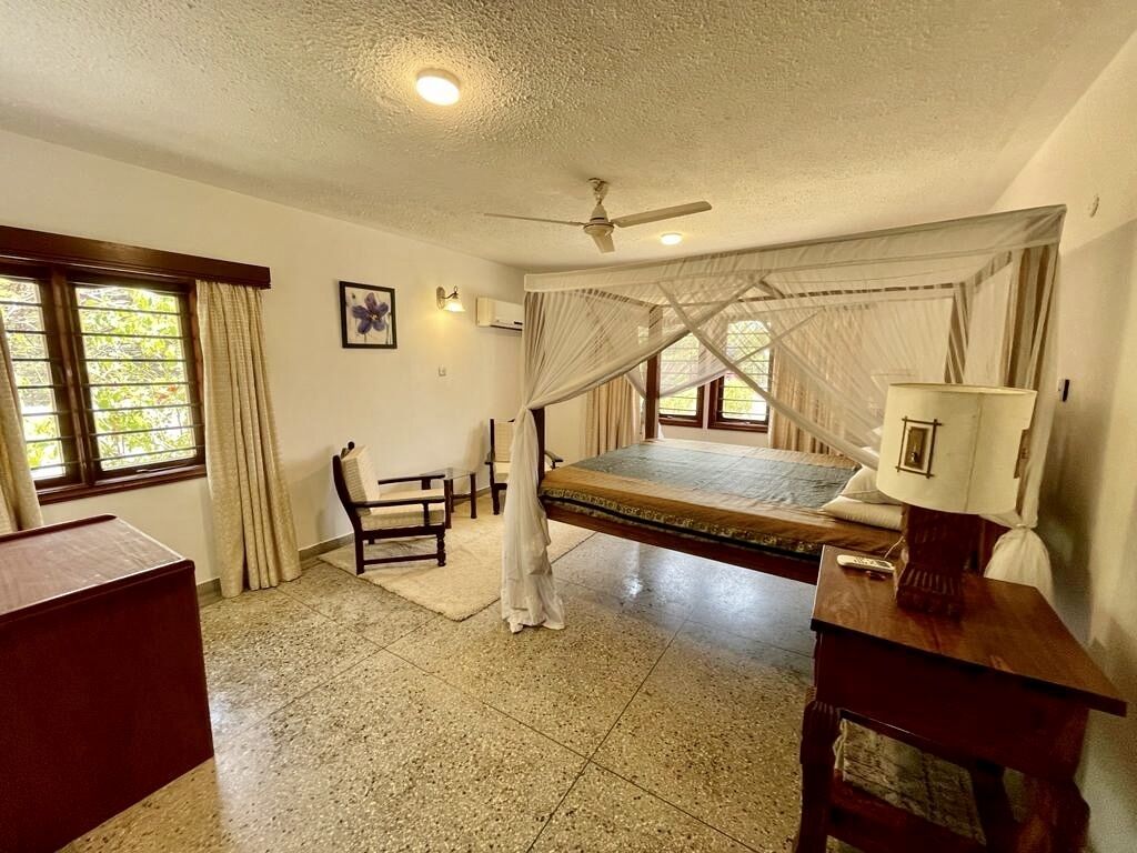 3 室のベッドルーム、デスク、旅行用ベビーベッド、WiFi (無料)