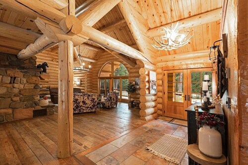 The Riverfront Lodge on the Blackfoot - Private beach!