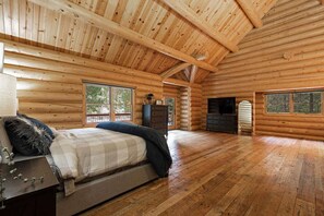 6 bedrooms, desk, iron/ironing board, free WiFi - The Riverfront Lodge on the Blackfoot - Private beach! (Bonner)