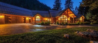 The Riverfront Lodge on the Blackfoot - Private beach!