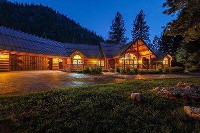 The Riverfront Lodge on the Blackfoot - Private beach!
