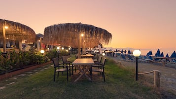 Bar junto a la piscina