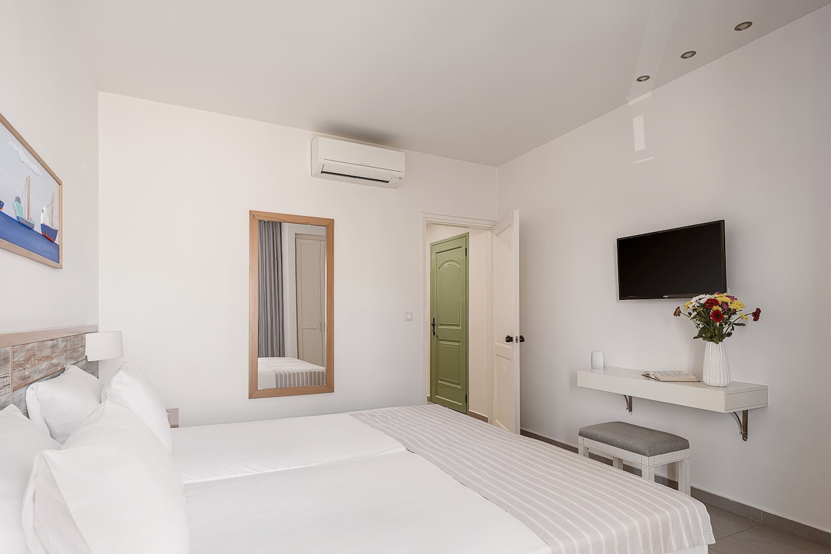 Junior Suite with Terrace | In-room safe, desk, iron/ironing board (on request), free WiFi