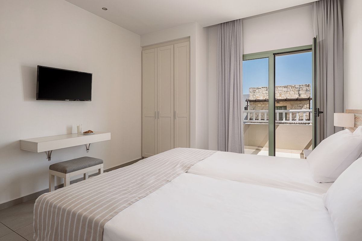 Panoramic Apartment, 1 Bedroom, Sea View | In-room safe, desk, iron/ironing board (on request), free WiFi
