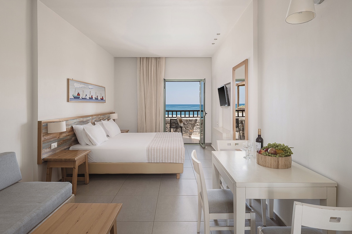 Panoramic Studio | In-room safe, desk, iron/ironing board (on request), free WiFi