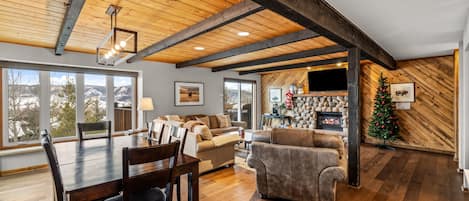 Condo, 3 habitaciones | Área de sala de estar | Smart TV