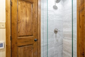 Condo, 3 Bedrooms | Bathroom | Towels, shampoo