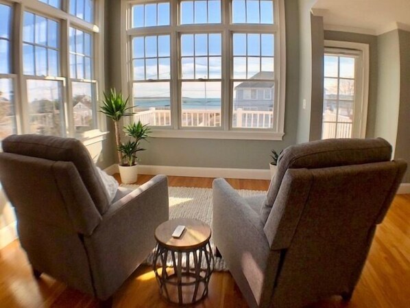 スマートテレビ、DVD プレーヤー、書庫、書斎 / ワークスペース