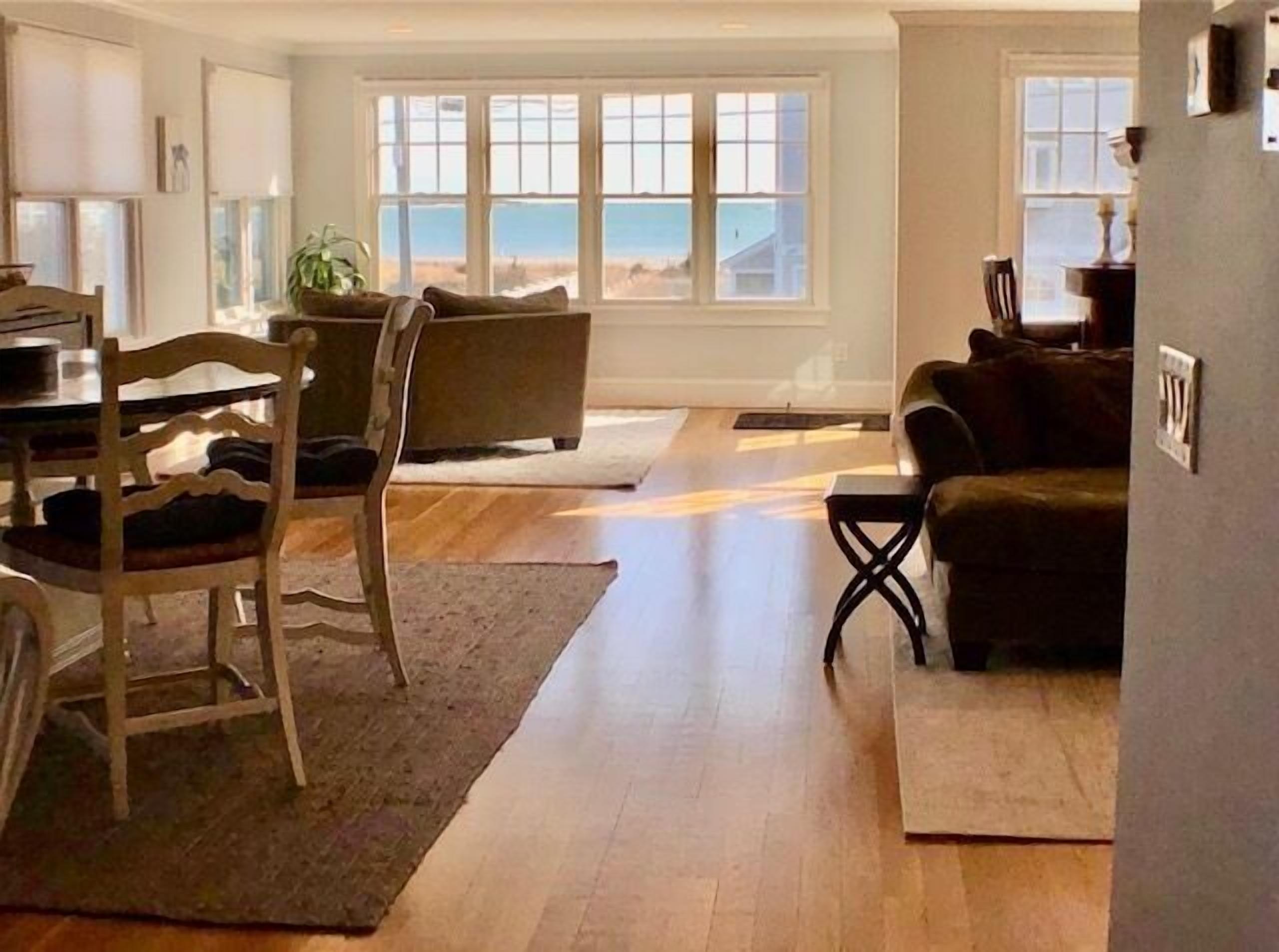 Téléviseur connecté, lecteur de DVD, livres, bureau