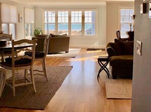 スマートテレビ、DVD プレーヤー、書庫、書斎 / ワークスペース