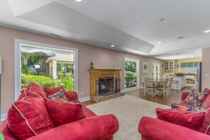 Smart-TV, Kamin, DVD-Player, Bücher