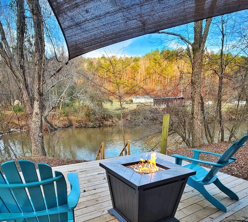 3 bed/2 bath Cozy Cabin on the Coosawattee River with HotTub & Fireplace