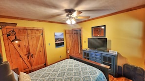 3 bedrooms, desk, travel cot, free WiFi