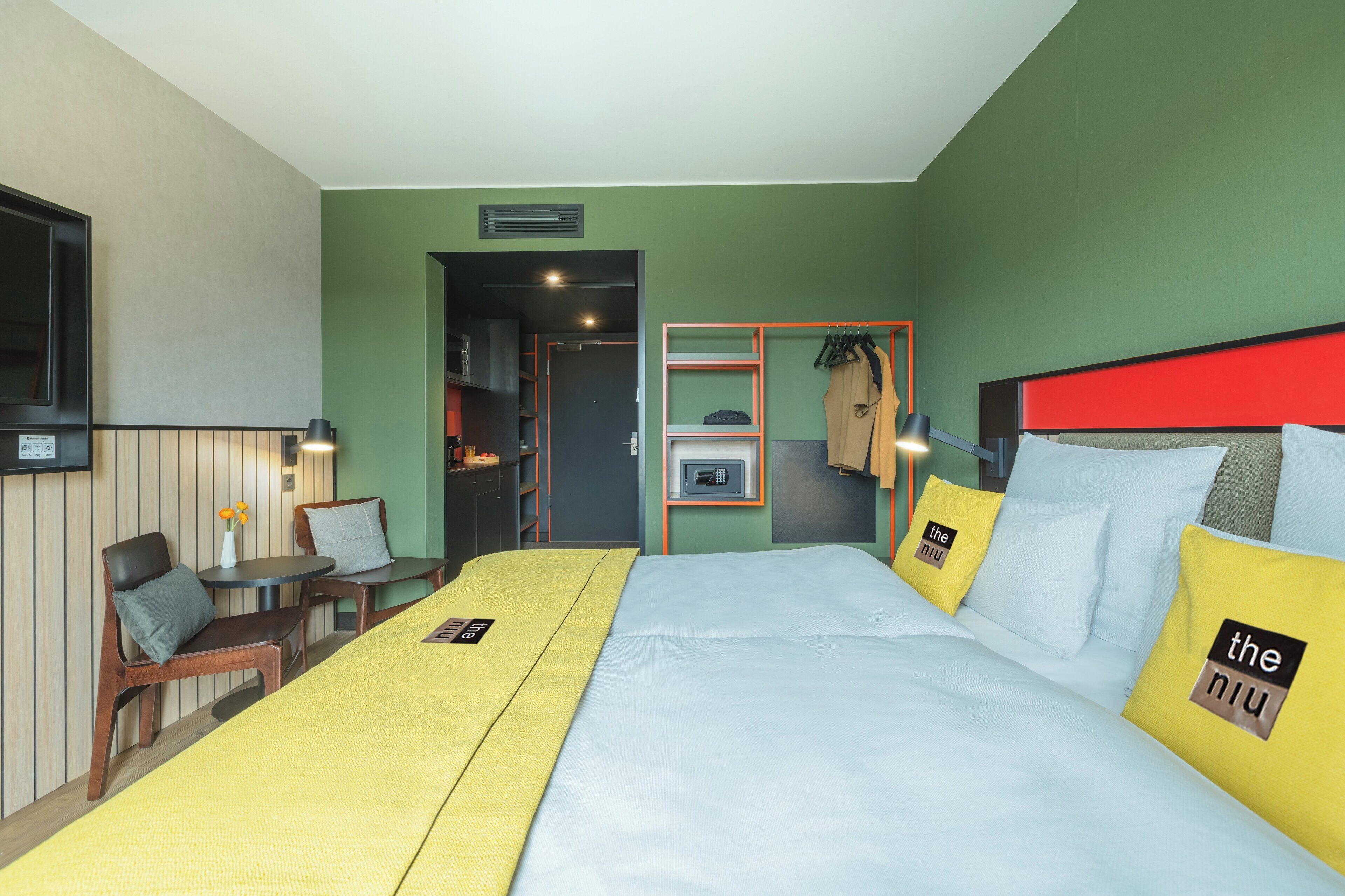 Premium Room, 1 Queen Bed, Kitchenette | Hypo-allergenic bedding available, soundproofing, cribs (free)