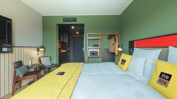 Premium Room, 1 Queen Bed, Kitchenette | Hypo-allergenic bedding available, soundproofing, cribs (free)