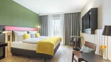 Premium Room, 1 Queen Bed, Kitchenette | Hypo-allergenic bedding, soundproofing, bed sheets