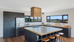 Refrigerador, microondas, horno, placa de cocina