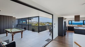 Games room - Noble House - Absolutely Stunning House in Convenient Location! (Dalmeny)