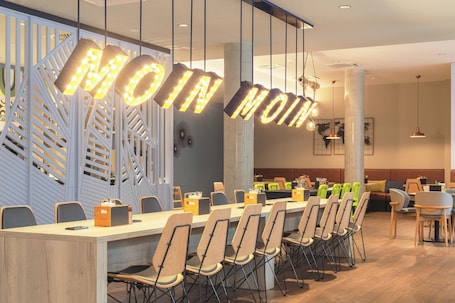 Daily buffet breakfast for a fee. Holiday Inn - the niu, Yen Hamburg City by IHG