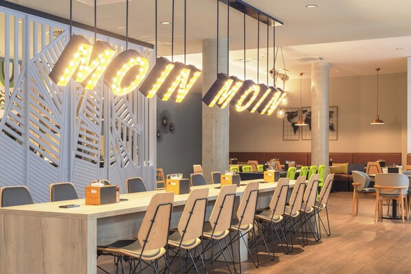 Petit déjeuner buffet (19.00 EUR par personne)