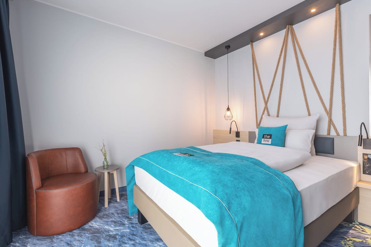 Standard Room, 1 Twin Bed | In-room safe, laptop workspace, blackout drapes, soundproofing