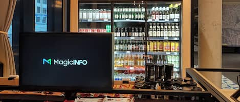 Una pantalla con bombones Kinder Bueno y un letrero MagicINFO.