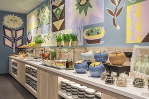Daily buffet breakfast for a fee - Holiday Inn - the niu, Yen Hamburg City by IHG (Hamburg)
