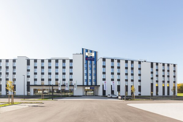 Un moderno edificio de hotel con un letrero llamativo que dice 'Garner' y 'Candlewood'.