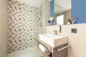 Hypo-allergenic bedding, in-room safe, laptop workspace, soundproofing - Garner Hotel Augsburg Nord by IHG (Gersthofen)