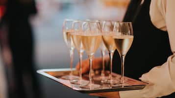 Un plateau avec plusieurs coupes à champagne.