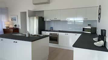 Kjøleskap, mikrobølgeovn, oppvaskmaskin og brødrister