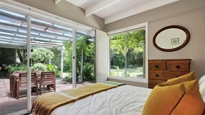 3 habitaciones y tabla de planchar con plancha