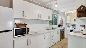 Refrigerador, microondas, horno y tostadora