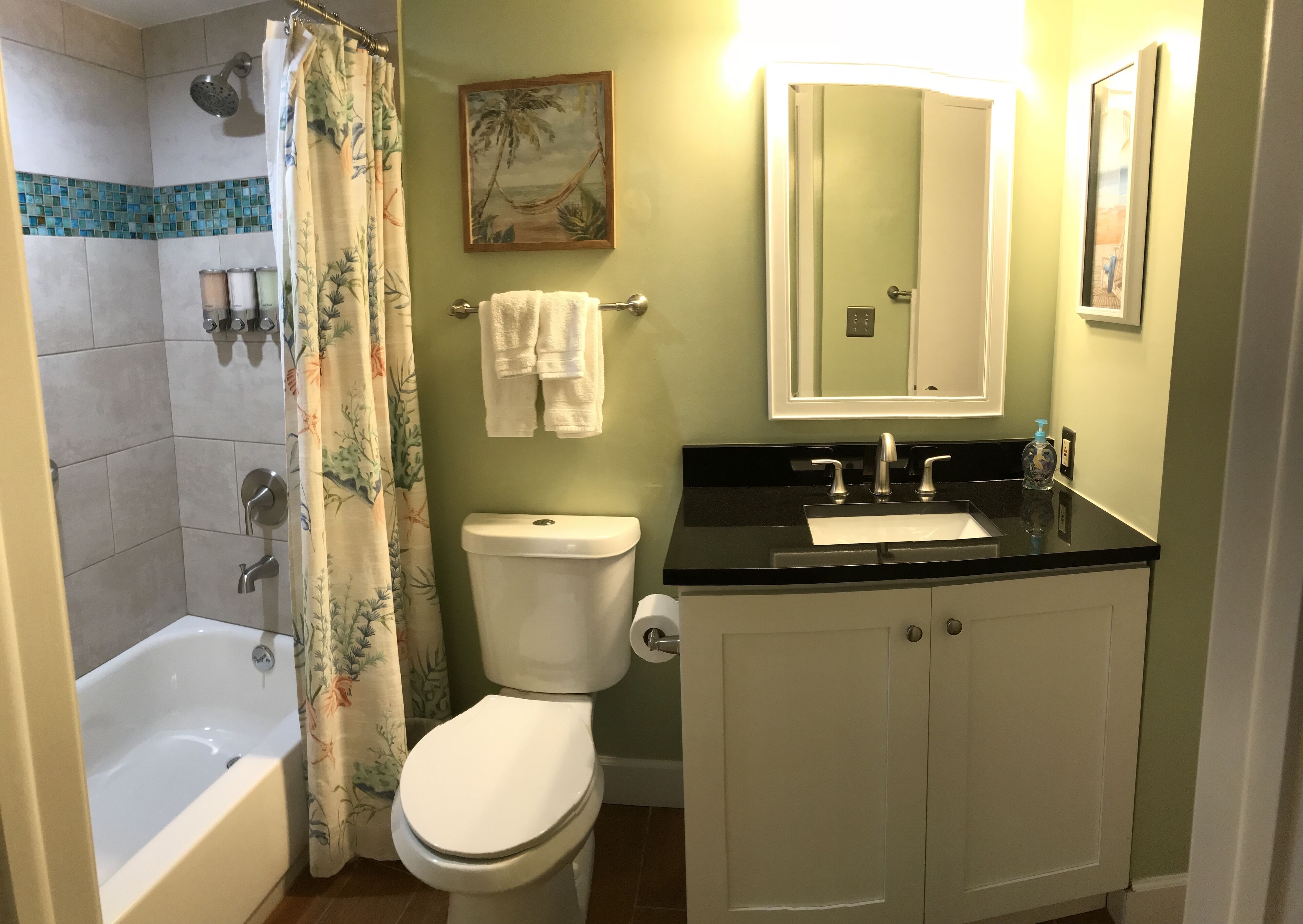 Un baño con bañera, inodoro, lavabo y ducha.