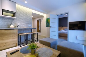 Apartamento Confort | Zona de estar | Una televisión LCD