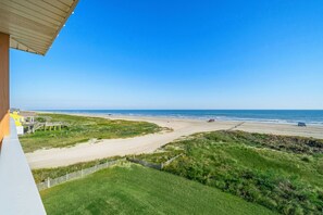 On the beach - Beach Heaven | Beachfront & Private Elevator (Galveston)