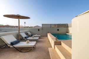 Outdoor pool, pool umbrellas, sun loungers