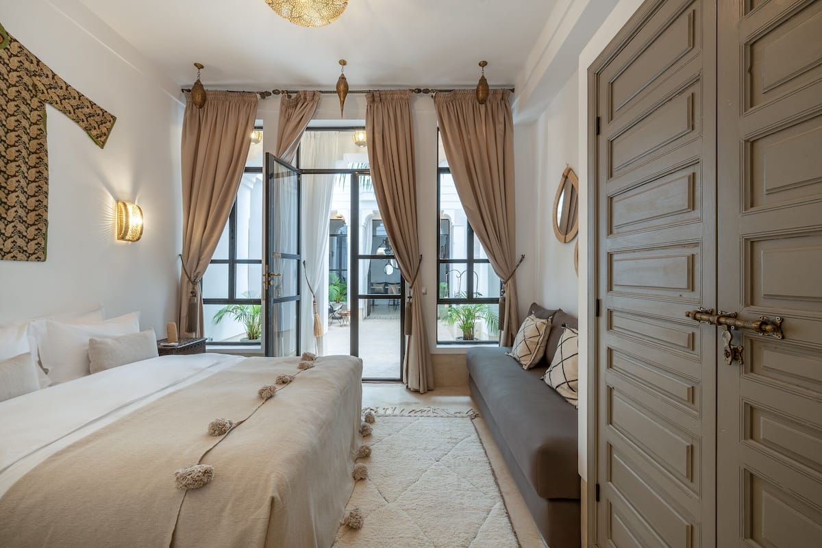 Chambre supérieure double | Literie de qualité, coffre-fort, accès au Wi-Fi (inclus), décor unique