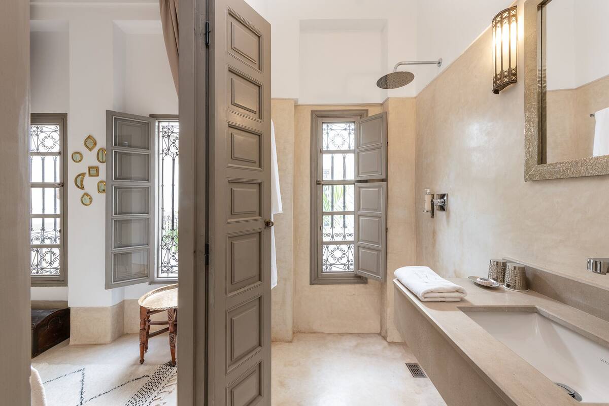 Premium bedding, in-room safe, individually decorated