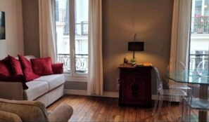 TV - Kiss me on the Champs Elysées! 1bedRoomApt ♥️4ad2ch Welcome Olympic Games🎖🇨🇵 (Paris)