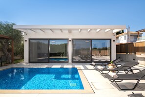 Outdoor pool - Oresteia Exclusive Villa, a Sublime Retreat (Tragaki)