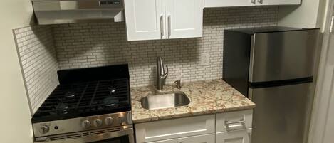 Refrigerador, microondas, cafetera y tetera y utensilios de cocina