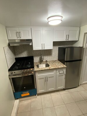 Een koelkast, een microgolfoven, een koffiezetapparaat/waterkoker