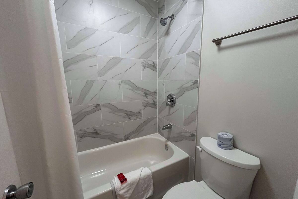 combined shower/bathtub, free toiletries, hair dryer, towels