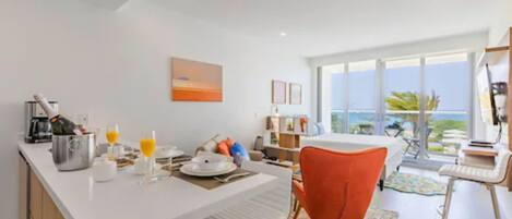 Una cocina moderna con espacio para desayunar, un comedor con vista al océano y una sala de estar luminosa y espaciosa.
