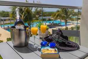 Deluxe Studio | Terrace/patio - Azure Beach Residences (Noord)