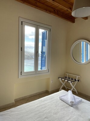 3 chambres, coffres-forts dans les chambres, fer et planche à repasser