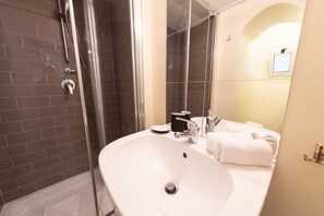 Deluxe-Apartment | Badezimmer | Dusche